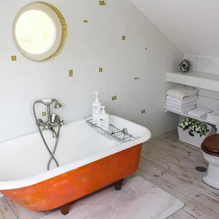 Sleeps 6 Pool Wifi Villa